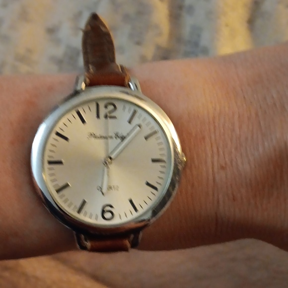 Platinum Edge Watch - Picture 3 of 4